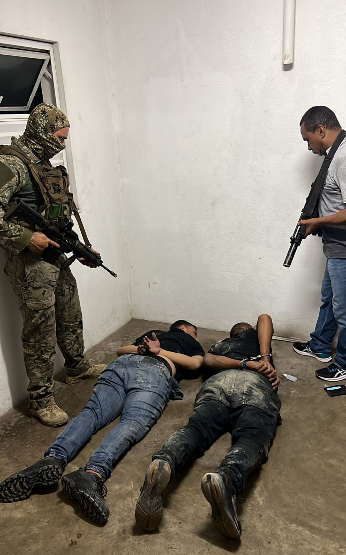 Dois dos bandidos foram presos na sala de máquinas do edifício em Copacabana - Divulgação