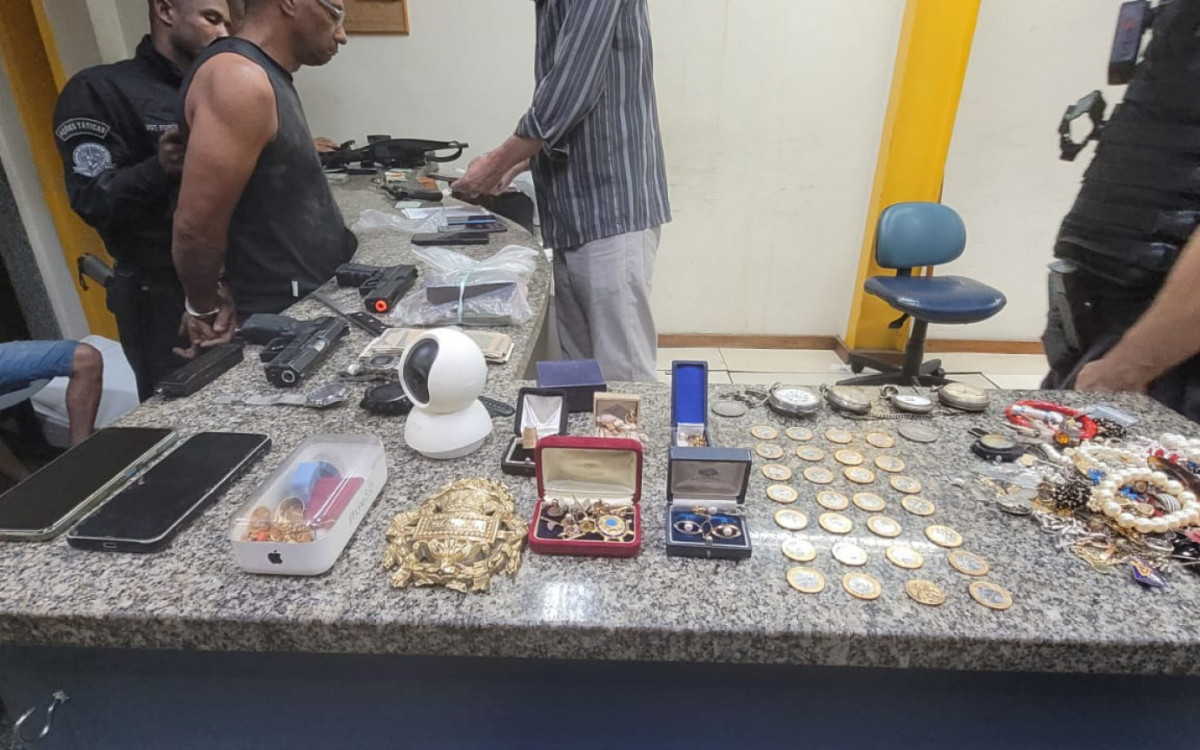 Duas réplicas de arma de fogo, uma faca e diversos pertences dos moradores foram apreendidos - Divulgação