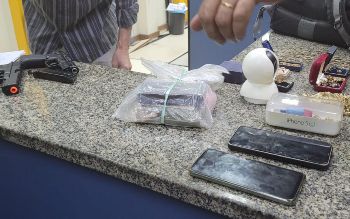 Duas réplicas de arma de fogo, uma faca e diversos pertences dos moradores foram apreendidos - Divulgação