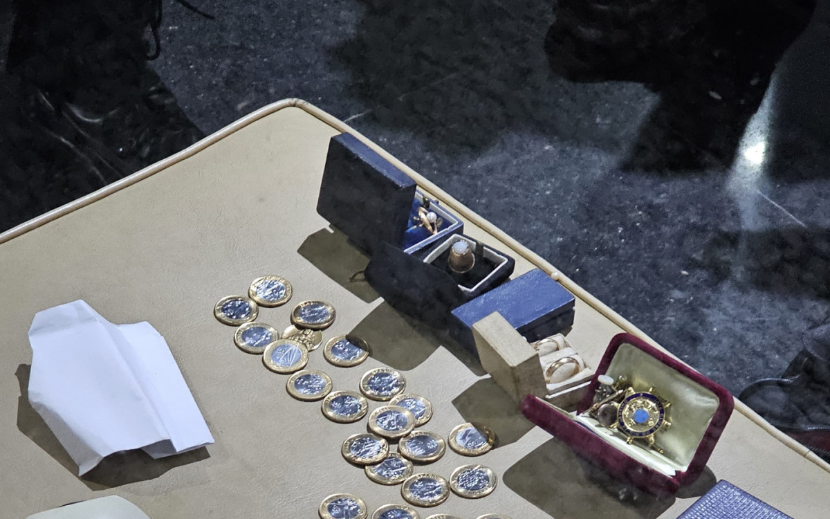 Duas réplicas de arma de fogo, uma faca e diversos pertences dos moradores foram apreendidos - Divulgação