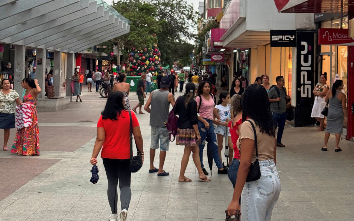 Patrulhamento intensificado no Cal&ccedil;ad&atilde;o de Maca&eacute; traz tranquilidade aos consumidores