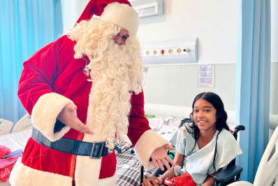 Pacientes do Into recebem visita de Papai Noel