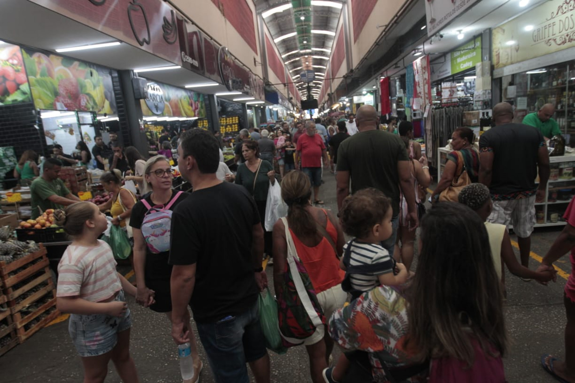 Cariocas buscam bacalhau e outros produtos tradicionais para as festas natalinas - Reginaldo Pimenta / Agência O Dia