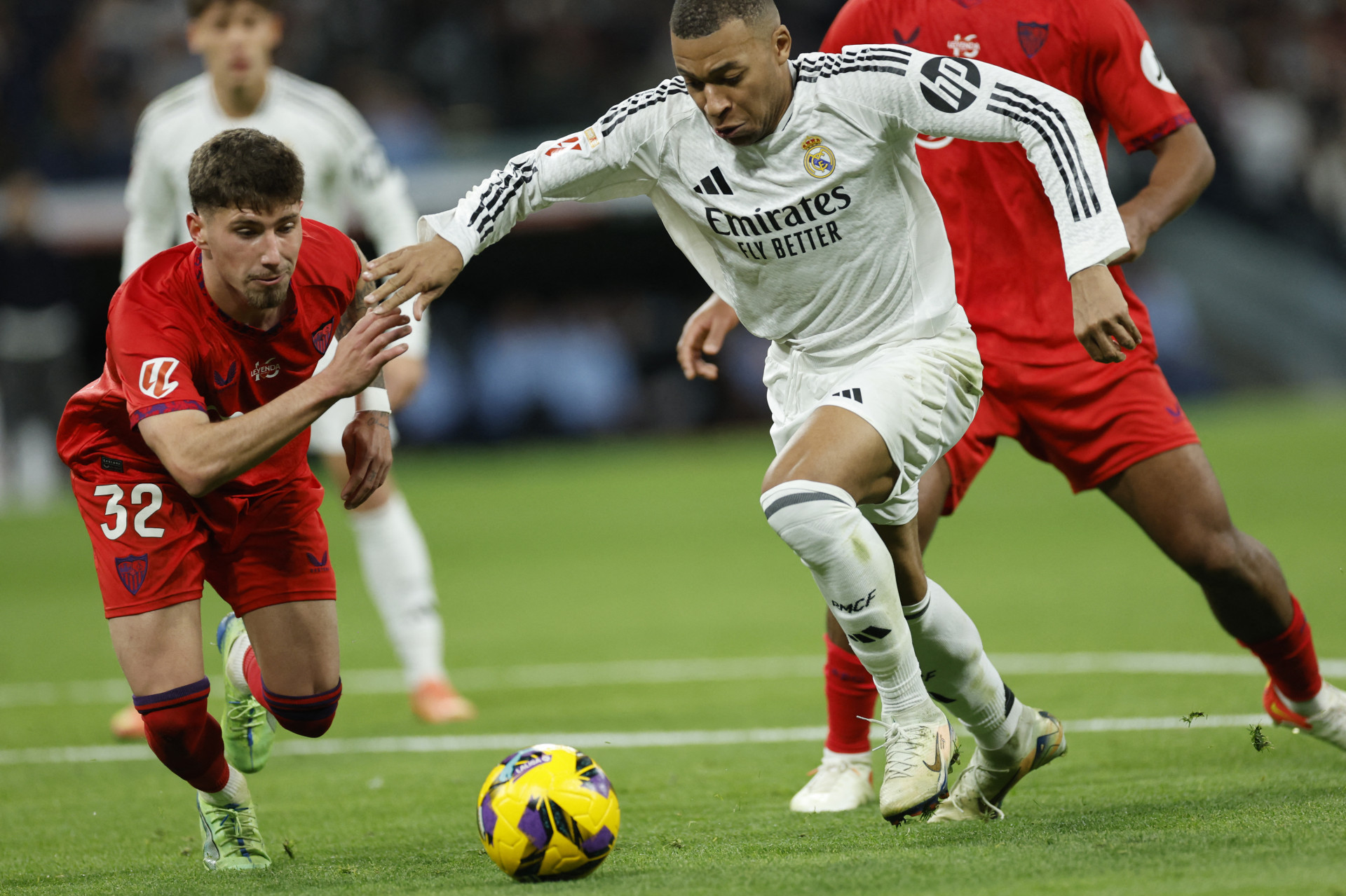 Mbappé brilhou na partida contra o Sevilla, marcando um golaço de fora da areá - OSCAR DEL POZO / AFP