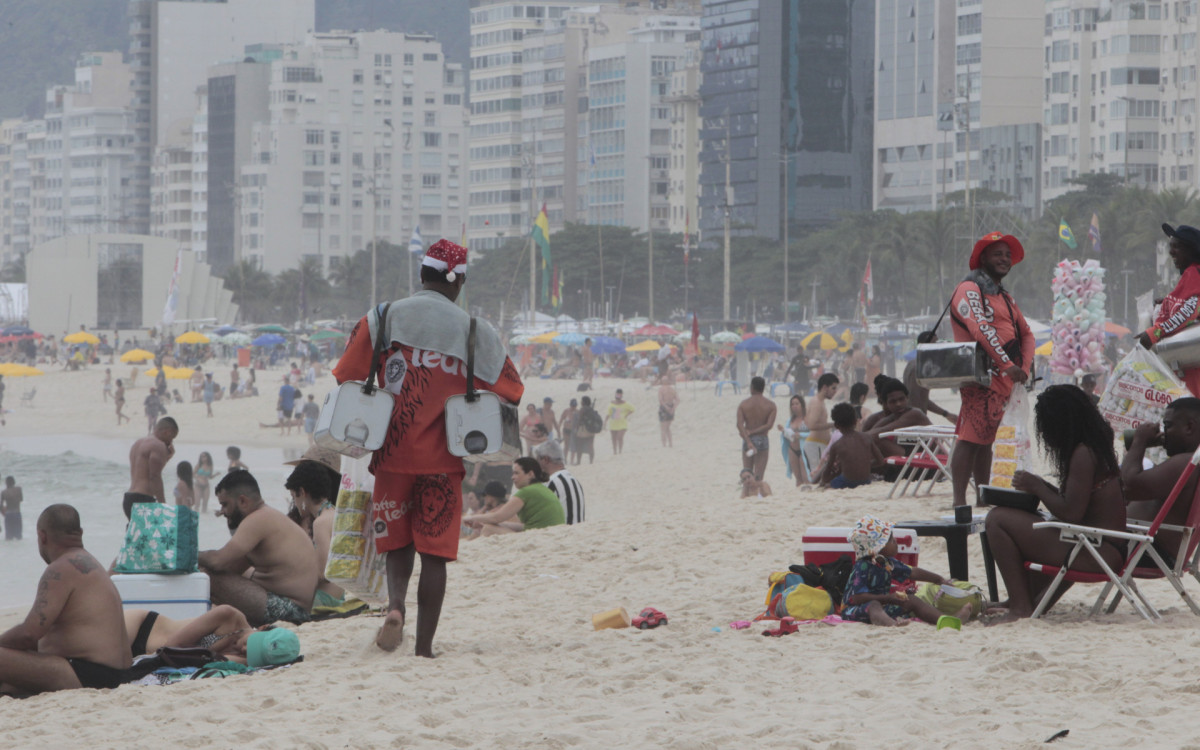 Movimentação na Praia do Leme, na Zona Sul do Rio de Janeiro na manhã deste domingo(22).
