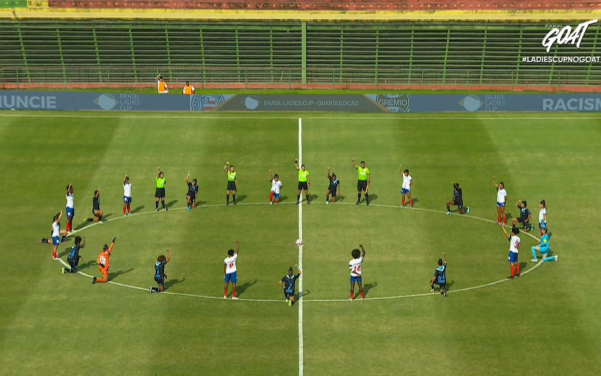 Protesto contra o racismo antes do in&iacute;cio da final da Brasil Ladies Cup