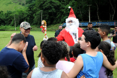 Papai Noel faz alegria da criançada em bairro de Angra