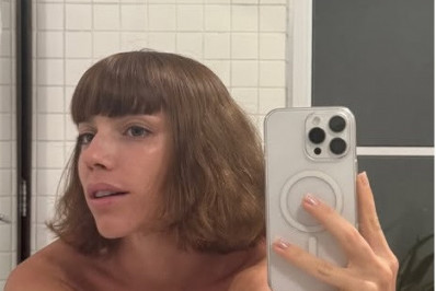 Alice Wegmann surge sem maquiagem em selfie no espelho