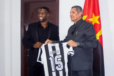 Campeão com o Botafogo, Bastos tem encontro com ministro de Angola