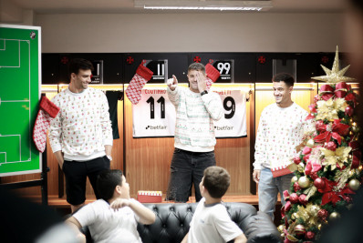 Feliz Natal: jogadores do Vasco presenteiam torcedores mirins em São Januário