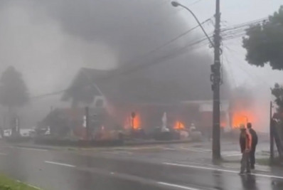 Atraso para o trabalho salva gerente e funcionários de loja atingida por avião