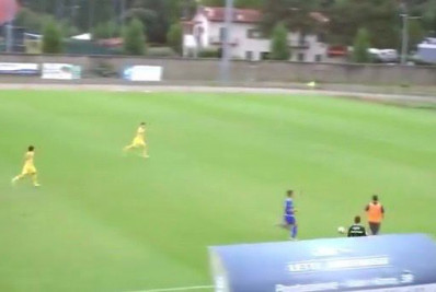 Vídeo! Treinador invade campo e para contra-ataque de time adversário na Itália