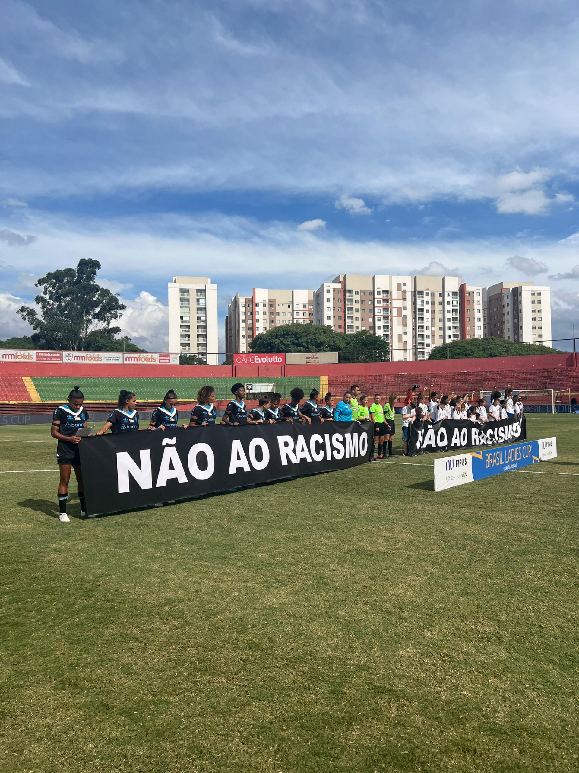 Protesto contra o racismo de jogadoras do Grêmio e do Bahia - Divulgação/X @GuriasGremistas