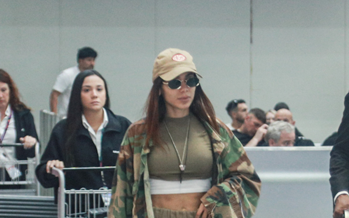 Anitta desembarca no Aeroporto do Galeão, no Rio