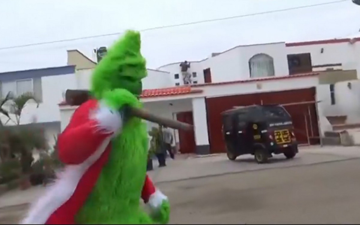 Agente lidera operação contra tráfico de drogas fantasiado de Grinch
