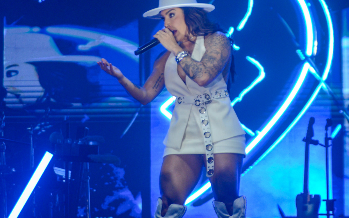 Lauana Prado se apresenta na festa do Branco no Villa Country, em São Paulo, na neste domingo (22)