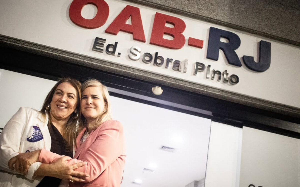 Ana Tereza Bas&iacute;lio com a vice-presidente, Sylvia Drummond (E)