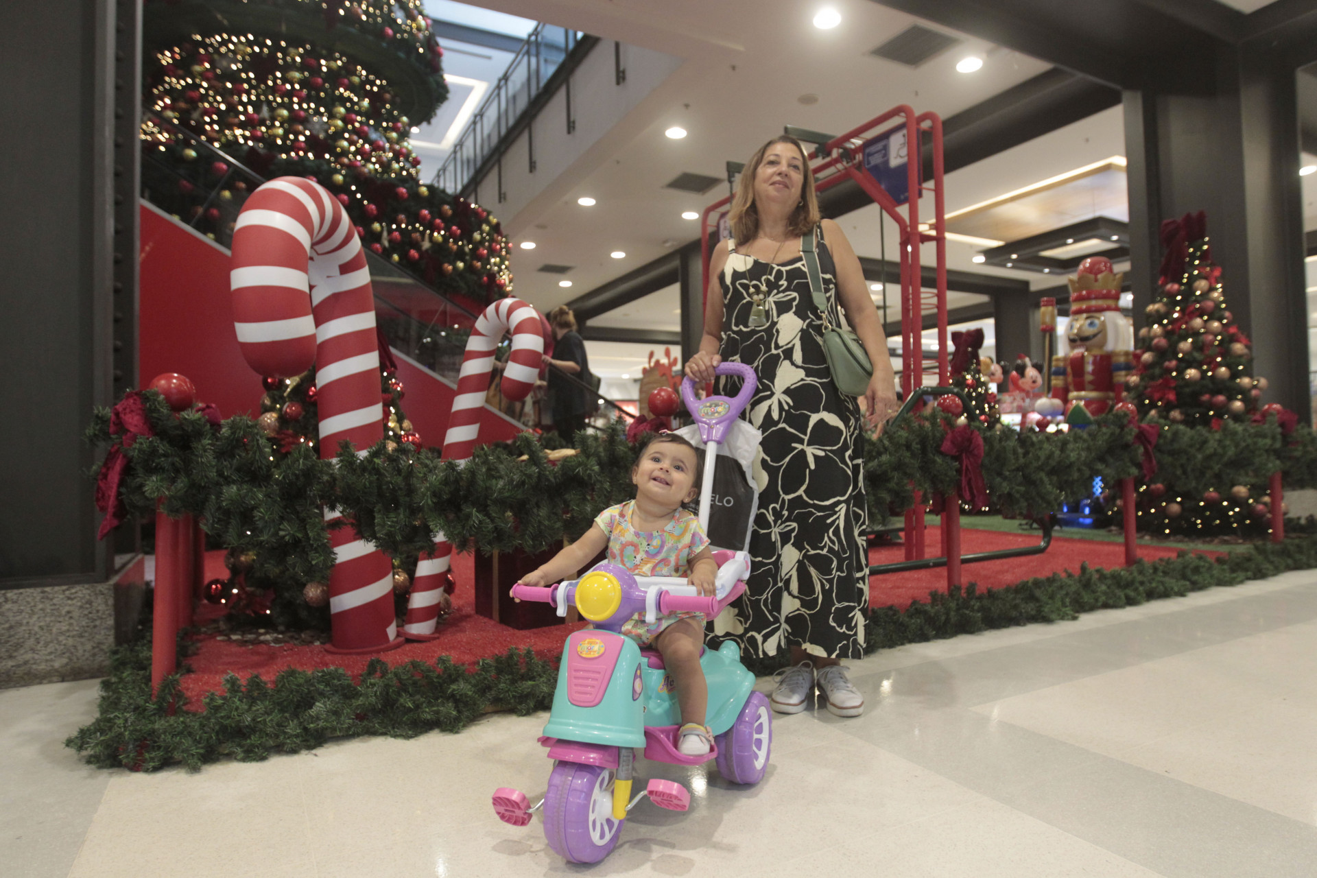 Movimentação no Shopping Nova América para compras de Natal, nesta segunda-feira (23). - Reginaldo Pimenta/Agência O Dia