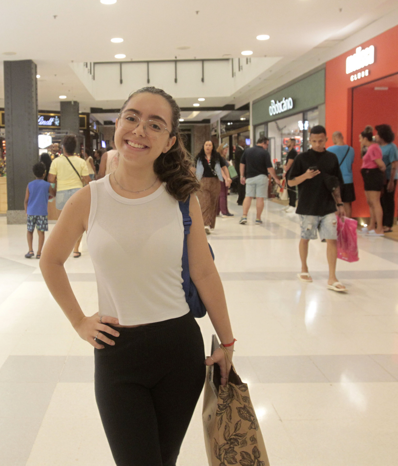 A fisioterapeuta B&aacute;rbara Bessa, de 25 anos, aproveitou recesso do trabalho para finalizar compras - Reginaldo Pimenta/Ag&ecirc;ncia O Dia