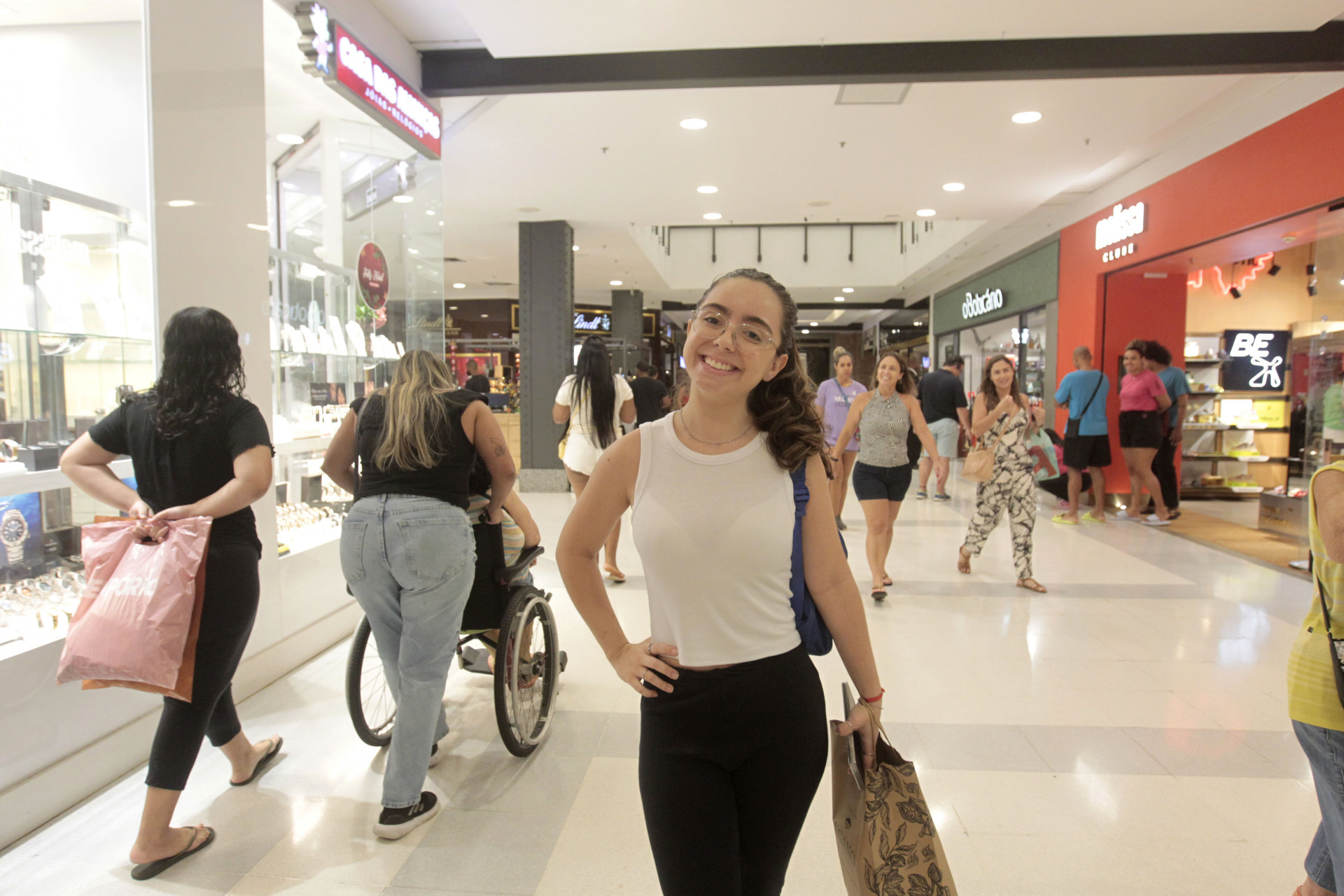 A fisioterapeuta B&aacute;rbara Bessa, de 25 anos, aproveitou recesso do trabalho para finalizar compras - Reginaldo Pimenta/Ag&ecirc;ncia O Dia