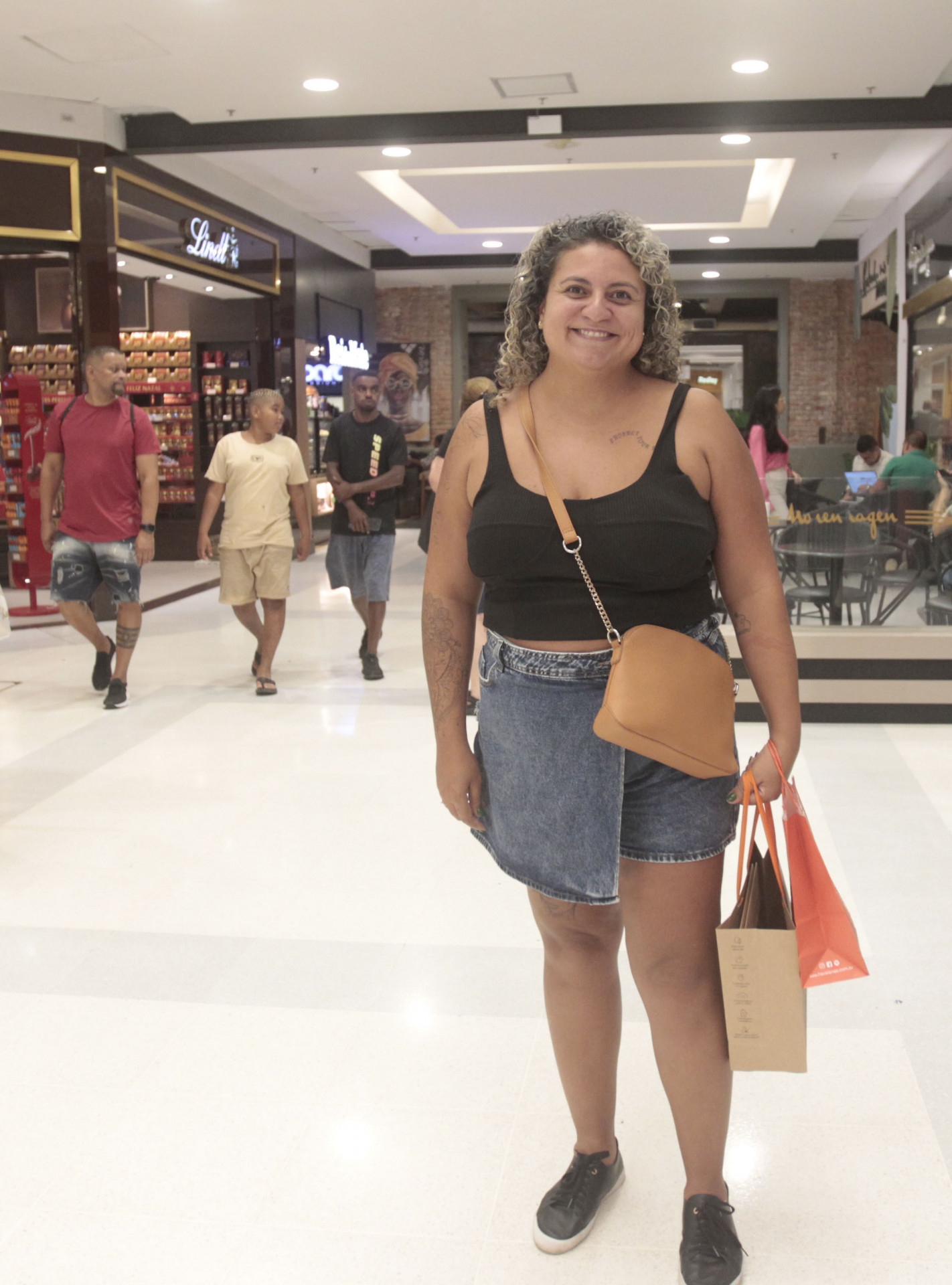 A pesquisadora qu&iacute;mica Mariana Mendes, 39, comprou presentes para o noivo, pais e sogros - Reginaldo Pimenta/Ag&ecirc;ncia O Dia