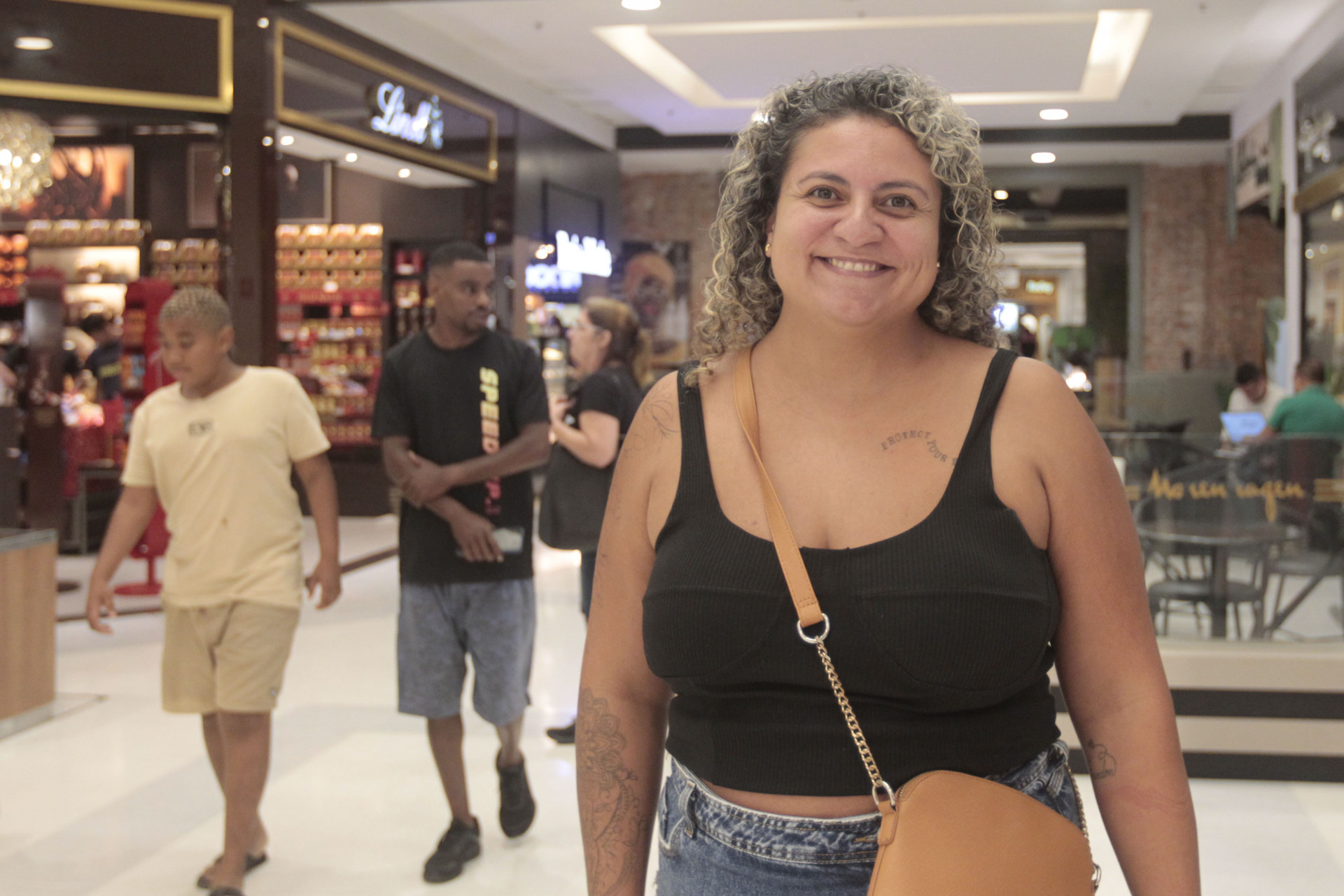 A pesquisadora qu&iacute;mica Mariana Mendes, 39, comprou presentes para o noivo, pais e sogros - Reginaldo Pimenta/Ag&ecirc;ncia O Dia