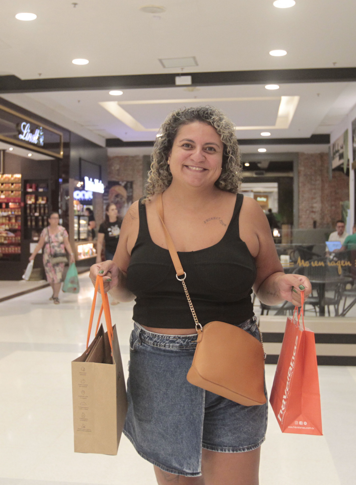 A pesquisadora qu&iacute;mica Mariana Mendes, 39, comprou presentes para o noivo, pais e sogros - Reginaldo Pimenta/Ag&ecirc;ncia O Dia