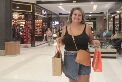 Corrida contra o tempo por presentes de Natal movimenta corredores de shoppings do Rio