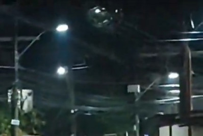 Rio Botas transborda e alaga ruas da Baixada Fluminense após fortes chuvas