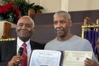 Aos 69 anos, Denzel Washington é batizado e recebe licença de pastor