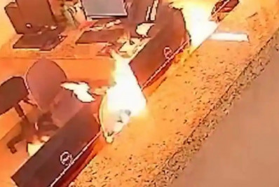 Vídeo: mulher se revolta com atendimento e ateia fogo a recepção de hospital