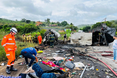 Polícia Civil reconhece 12 dos 41 corpos das vítimas do acidente entre ônibus e carreta em MG