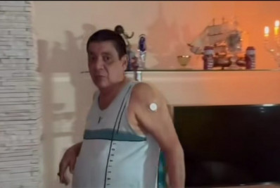 À luz de velas, Zeca Pagodinho se queixa da falta de energia em Xerém