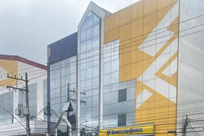 Polícia liberta reféns e prende bandidos após assalto a banco na Grande SP