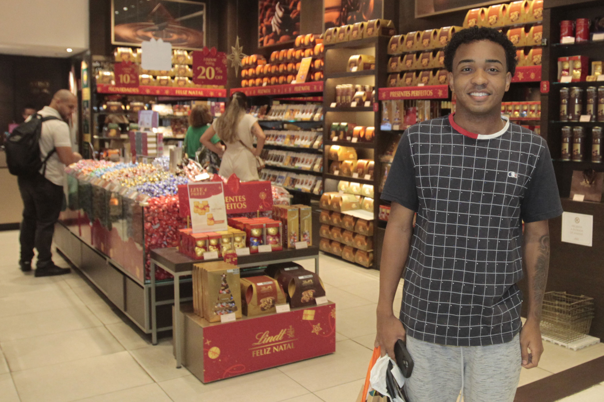 Gabriel da Silva, de 22 anos, foi ao shopping para comprar presentes de familiares - Reginaldo Pimenta/Ag&ecirc;ncia O Dia