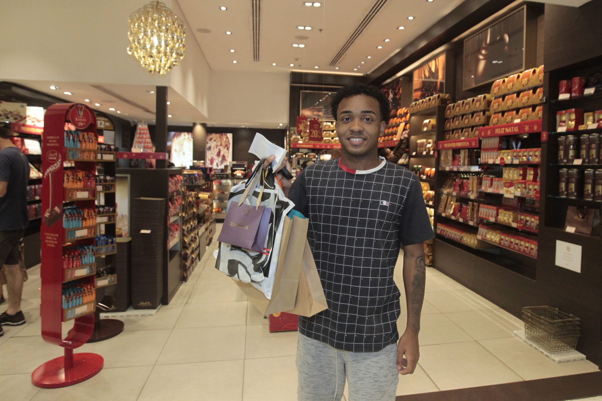 Gabriel da Silva, de 22 anos, foi ao shopping para comprar presentes de familiares - Reginaldo Pimenta/Ag&ecirc;ncia O Dia