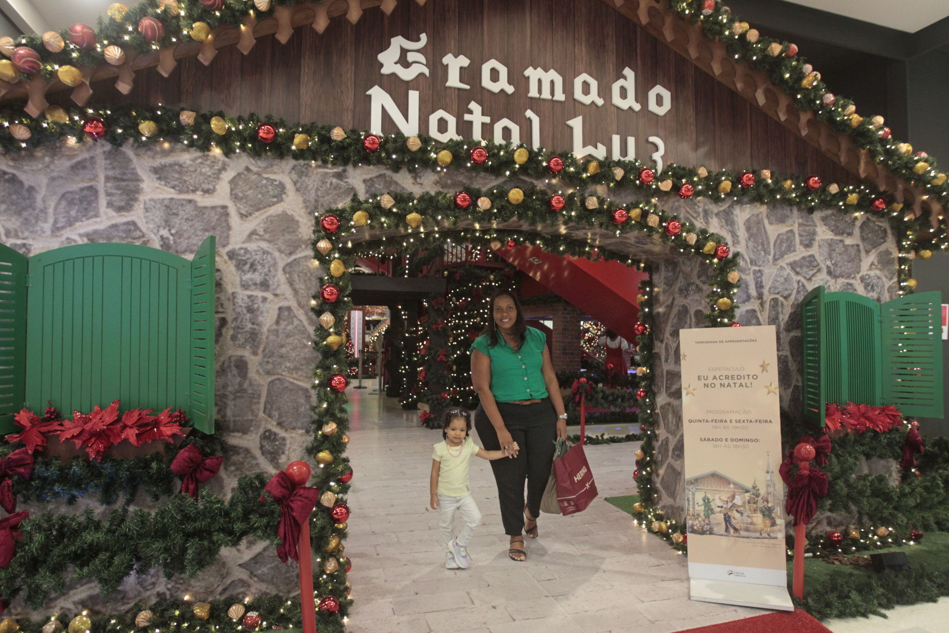 A professora Amanda Cruz, de 41 anos, ao lado da filha Alice Cruz, de 3 - Reginaldo Pimenta/Ag&ecirc;ncia O Dia