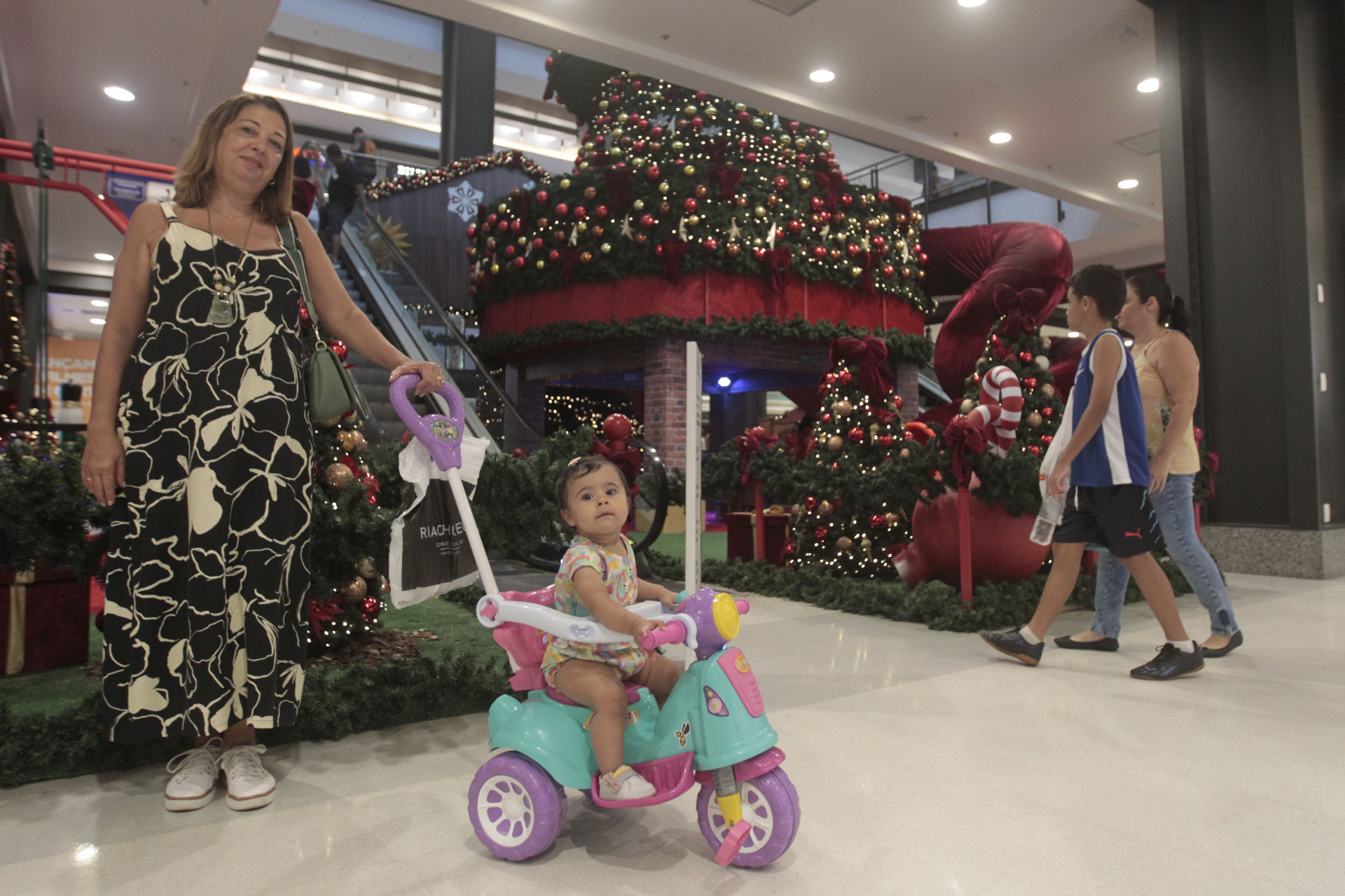 Movimenta&ccedil;&atilde;o no Shopping Nova Am&eacute;rica para compras de Natal, nesta segunda-feira (23) - Reginaldo Pimenta/Ag&ecirc;ncia O Dia