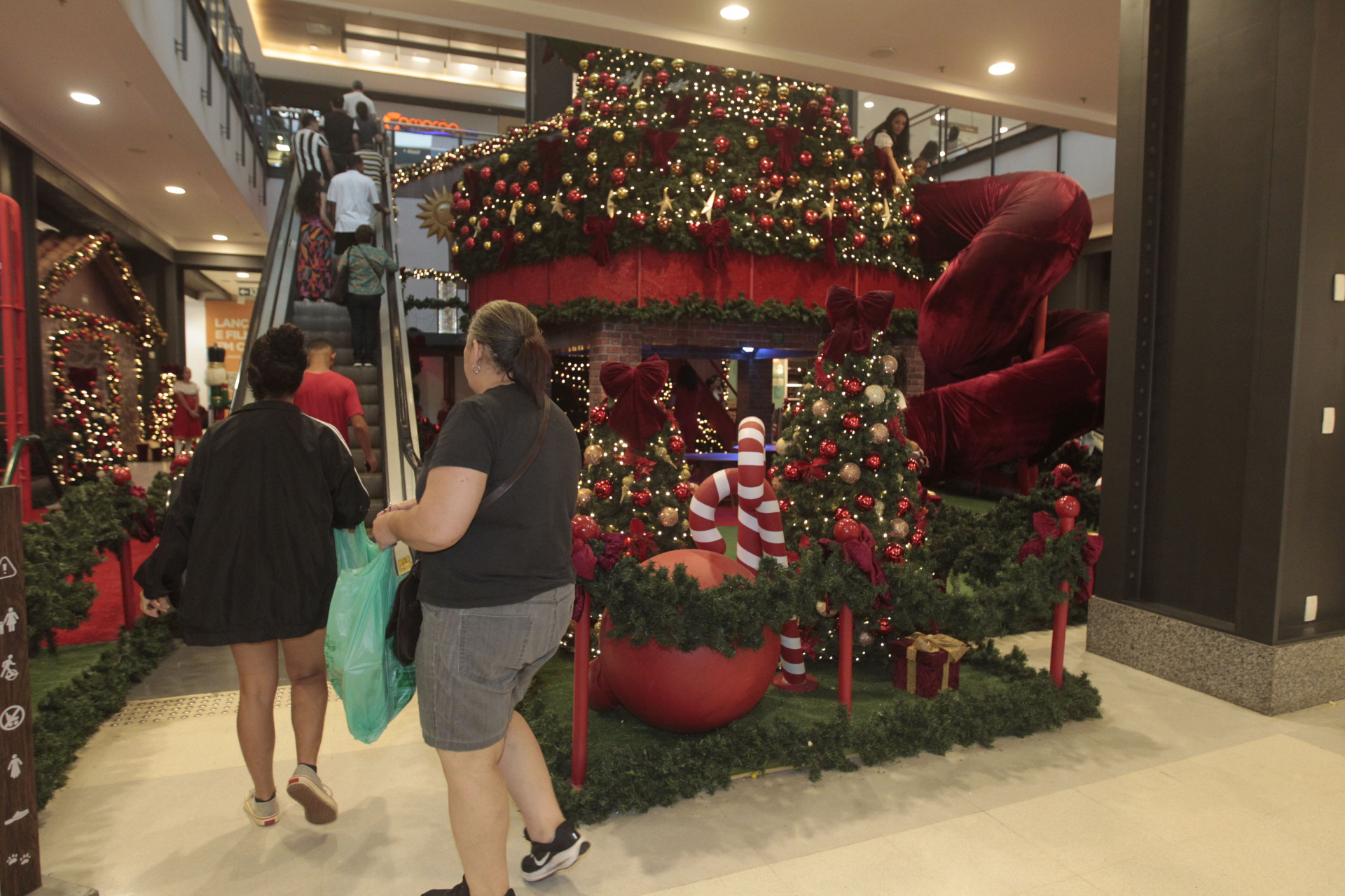 Movimenta&ccedil;&atilde;o no Shopping Nova Am&eacute;rica para compras de Natal, nesta segunda-feira (23) - Reginaldo Pimenta/Ag&ecirc;ncia O Dia