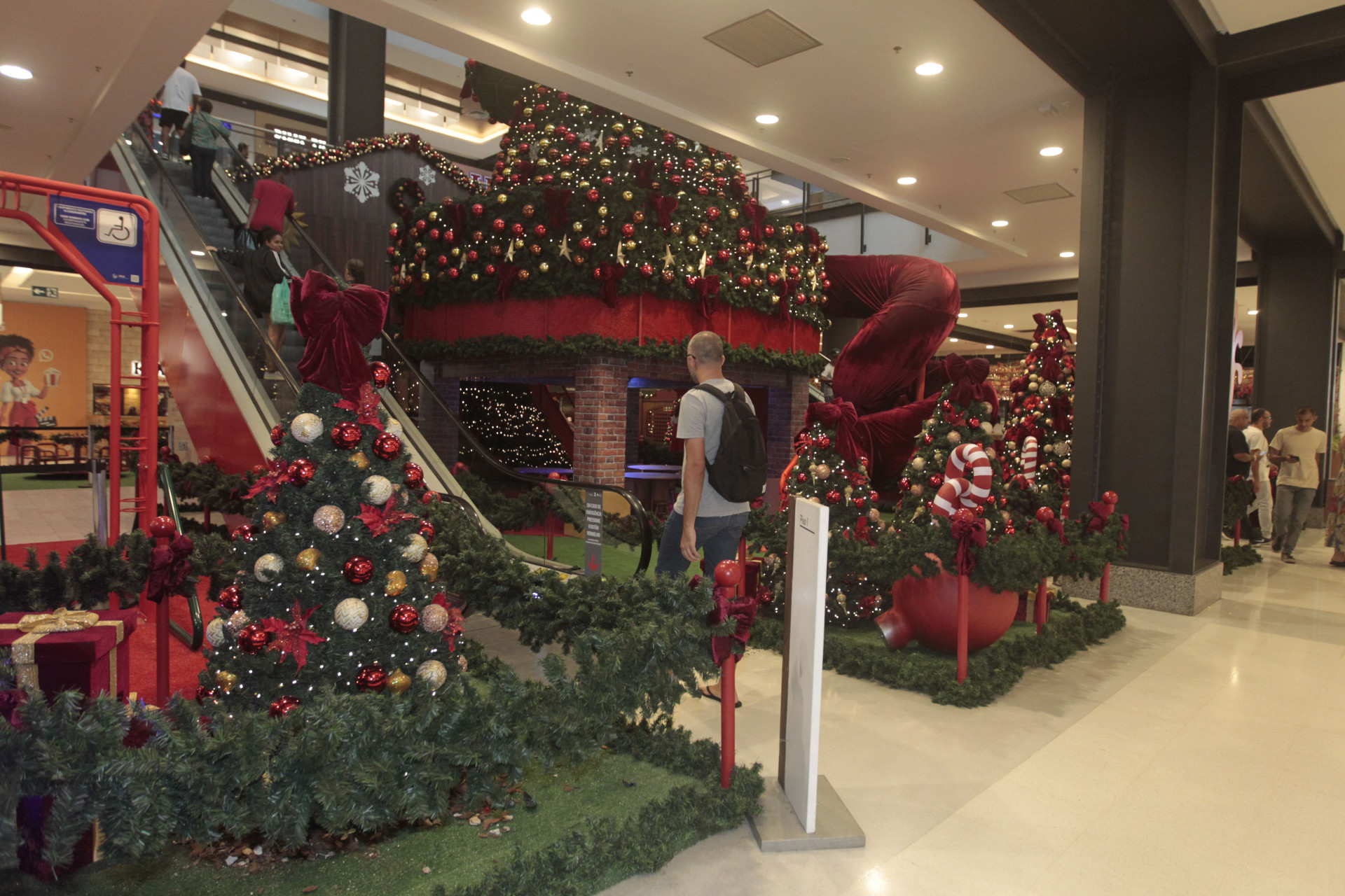 Movimenta&ccedil;&atilde;o no Shopping Nova Am&eacute;rica para compras de Natal, nesta segunda-feira (23) - Reginaldo Pimenta/Ag&ecirc;ncia O Dia