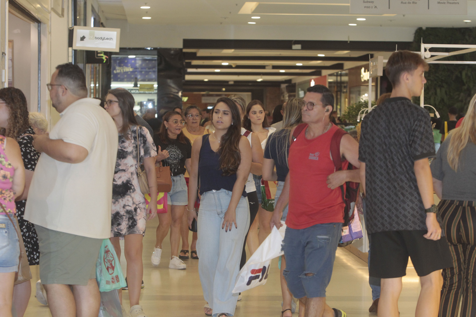 Movimenta&ccedil;&atilde;o no Shopping Nova Am&eacute;rica para compras de Natal, nesta segunda-feira (23) - Reginaldo Pimenta/Ag&ecirc;ncia O Dia