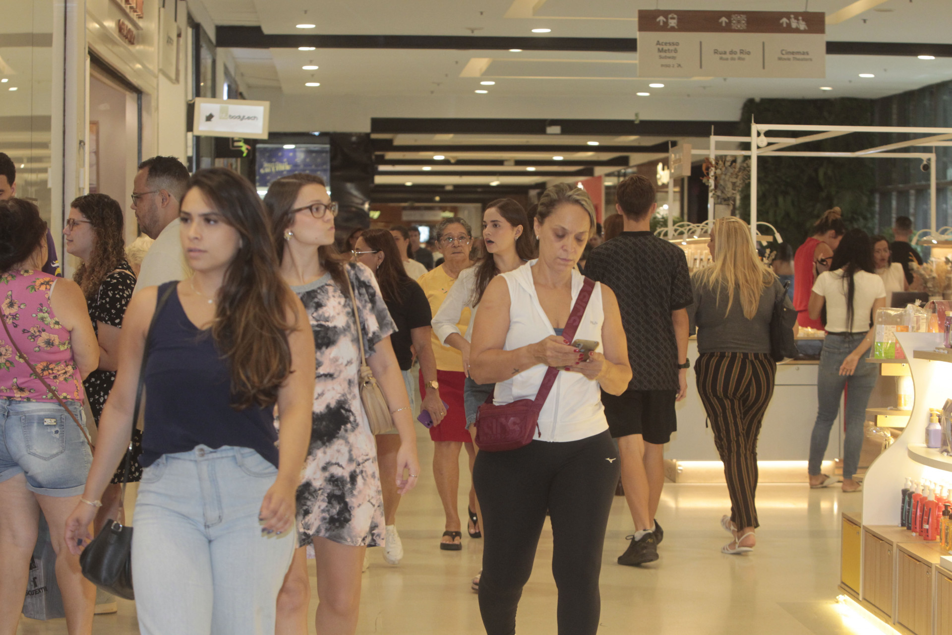Movimenta&ccedil;&atilde;o no Shopping Nova Am&eacute;rica para compras de Natal, nesta segunda-feira (23) - Reginaldo Pimenta/Ag&ecirc;ncia O Dia
