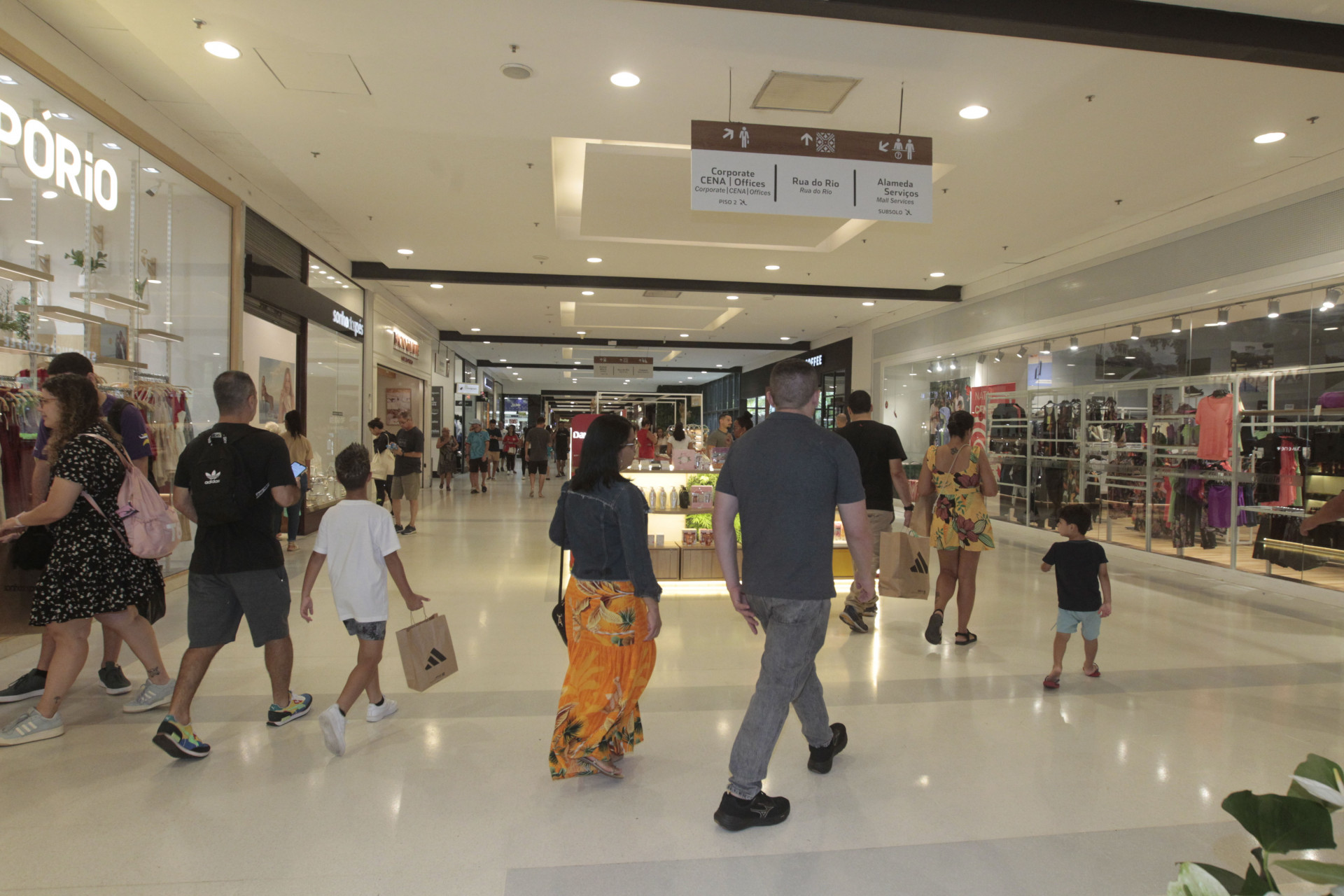 Movimentação no Shopping Nova América para compras de Natal, nesta segunda-feira (23). - Reginaldo Pimenta/Agência O Dia