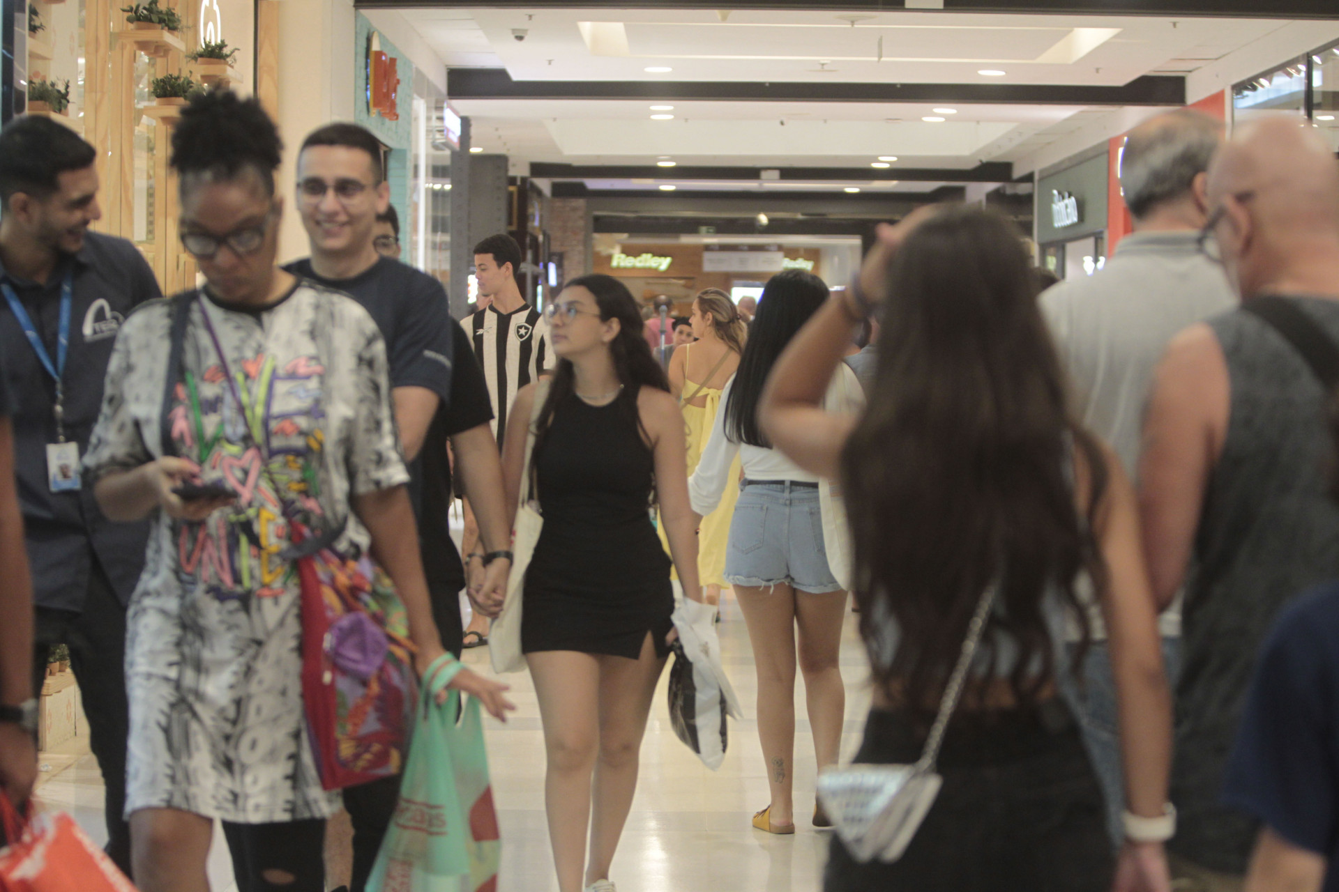 Movimenta&ccedil;&atilde;o no Shopping Nova Am&eacute;rica para compras de Natal, nesta segunda-feira (23) - Reginaldo Pimenta/Ag&ecirc;ncia O Dia
