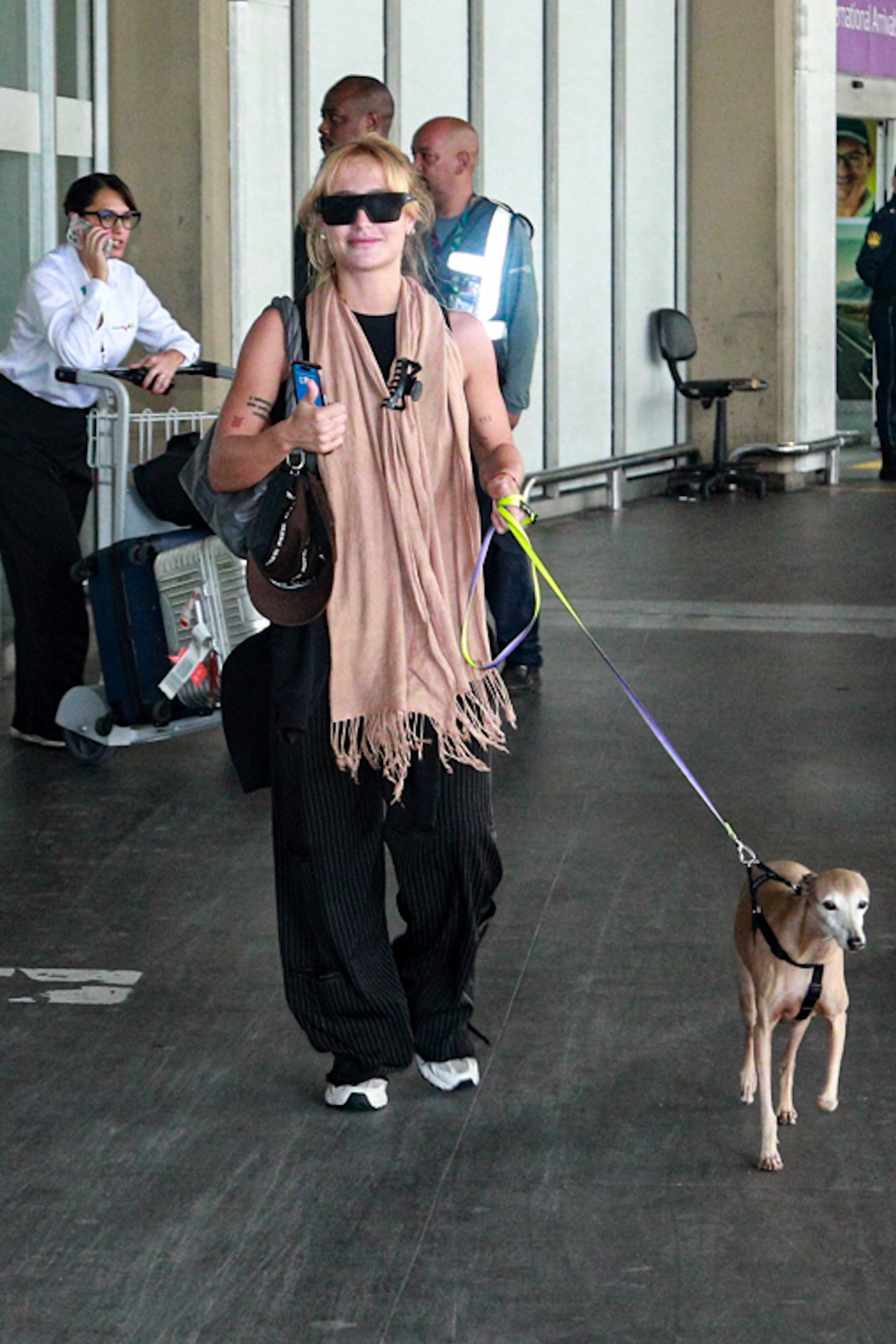 Bruna Griphao e um dos cachorros de Anitta, Plínio - Victor Chapetta / Agnews