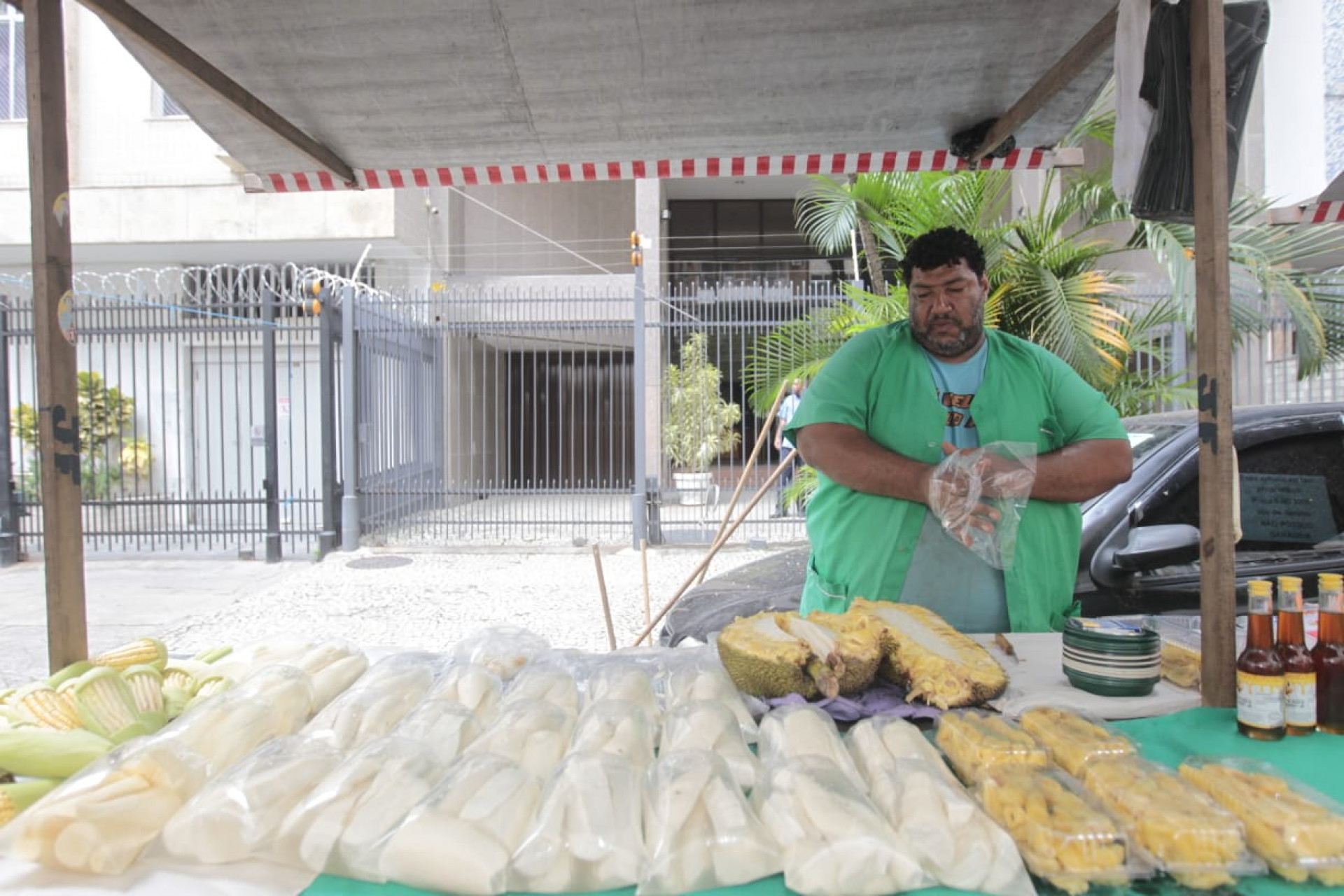 Feirante Jorge Luiz Felipe, de 40 anos, vende frutas e legumes - Reginaldo Pimenta / Agência O Dia