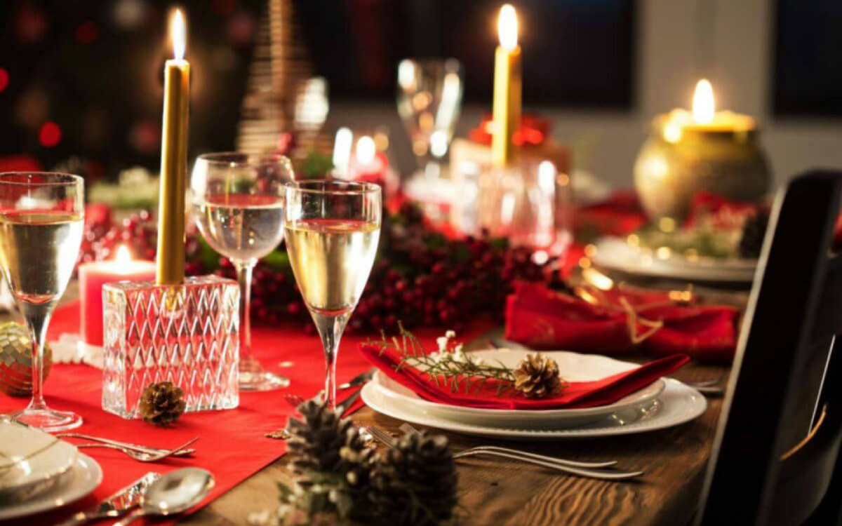 Decorar a mesa para a ceia torna a comemora&ccedil;&atilde;o mais especial (Imagem: sebra | Shutterstock)