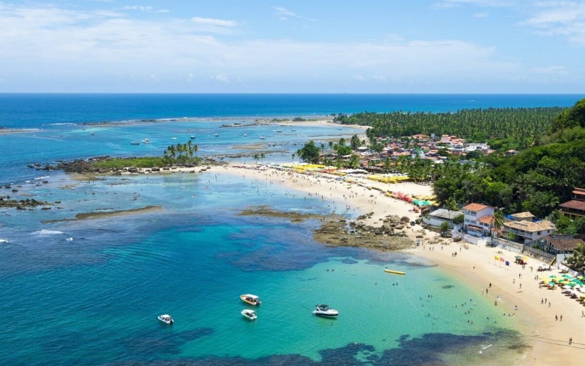 Morro de São Paulo combina paisagens paradisíacas, vida noturna vibrante e um toque de história (Imagem: lazyllama | Shutterstock) 