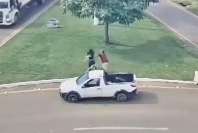 Vídeo: homem agride mulher com bebê às margens de rodovia e é preso