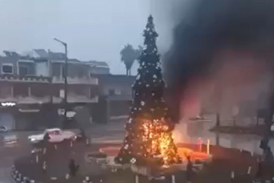 Centenas de cristãos protestam em Damasco contra queima de árvore de Natal
